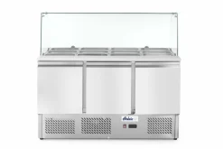 ARKTIC Saladette Kühltisch 3-türig Glasvitrine 380L, Breite 1365mm