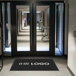 Fussmatte dark mit Logo 80x120 cm