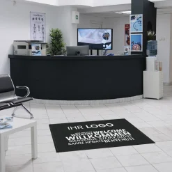 Fussmatte Willkommen dark mehrsprachig mit Logo, 80x120cm