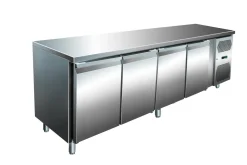 Kühltisch KT-VIP mit 4 Türen und Aufkantung, 2230x700x860 mm