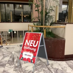 Kundenstopper GNE250 für Neu-Eröffnungen mit Plakat & Logo