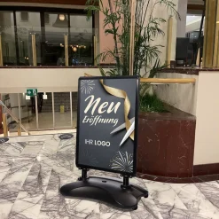Kundenstopper SNE150 für Neu-Eröffnungen mit A1-Plakat & Logo