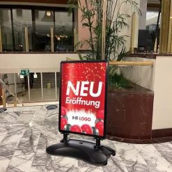 Kundenstopper SNE250 für Neu-Eröffnungen mit A1-Plakat & Logo